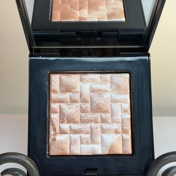 NWOT Bobbie Brown Pink Glow Highlighter Compact BEAUTIFUL LOOK - Picture 3 of 4